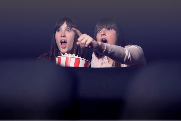 Foto gratuita chicas con palomitas en cine