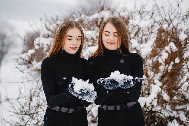 Chicas en un parque de invierno