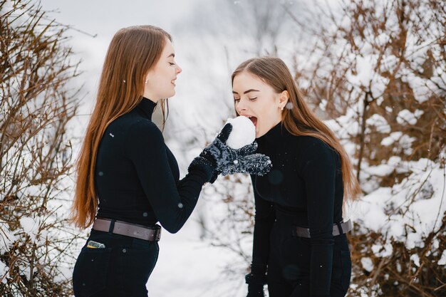 Chicas en un parque de invierno