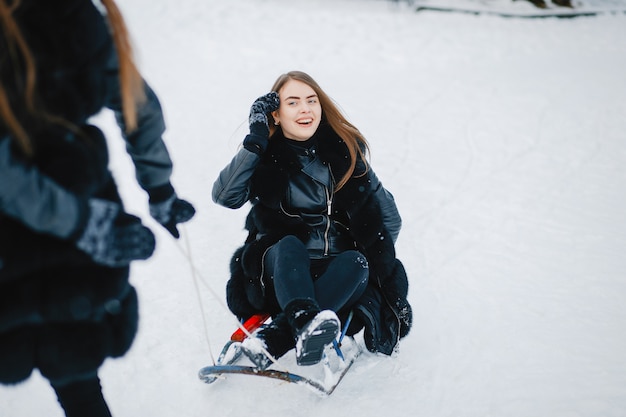 Chicas en un parque de invierno