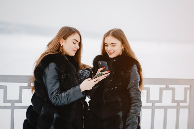 Chicas en un parque de invierno