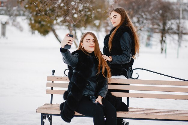 Chicas en un parque de invierno