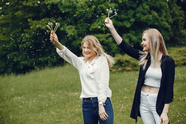 Chicas en un parque