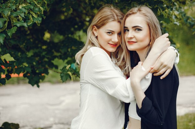 Chicas en un parque