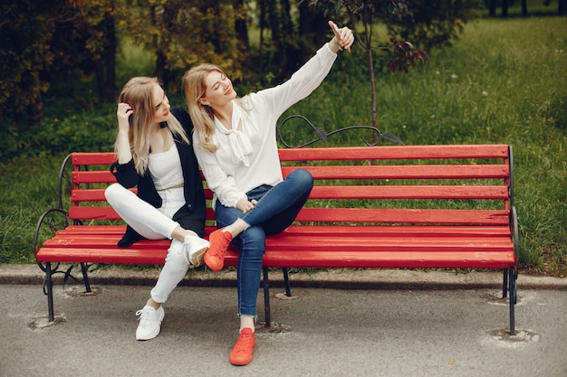 Chicas en un parque