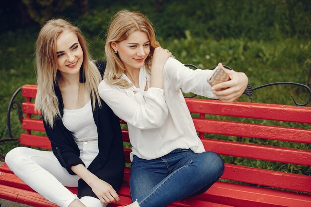 Chicas en un parque