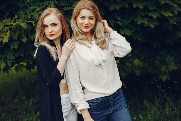 Chicas en un parque