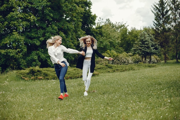 Chicas en un parque