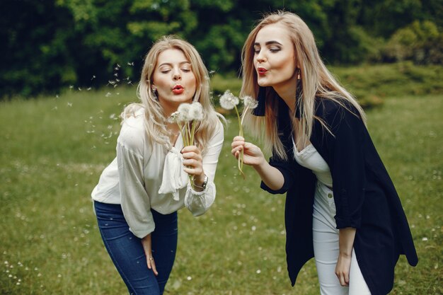 Chicas en un parque