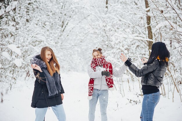 chicas en un parque