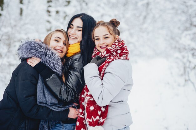 chicas en un parque