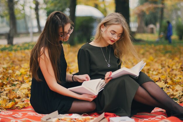 chicas en un parque