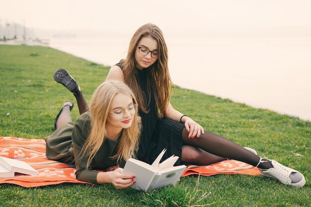 chicas en un parque