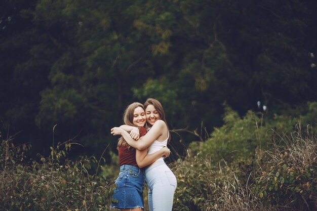 Foto gratuita chicas en el parque