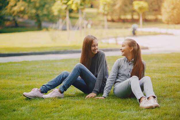 chicas en un parque