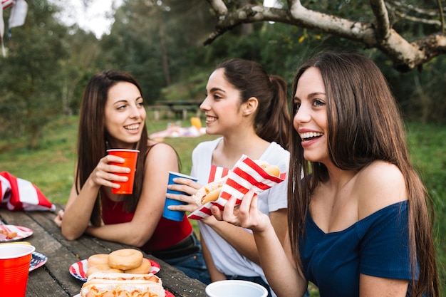 Chicas pasando tiempo en el parque