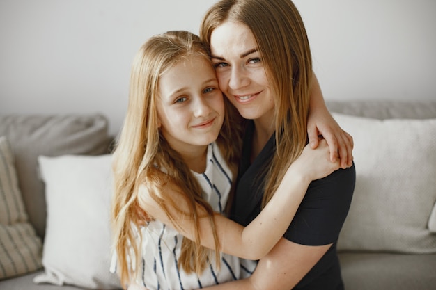 Chicas de pelo largo. Mamá feliz con hija. Hija, abrazar, mamá