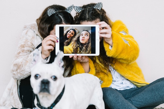 Chicas con perro y tablet