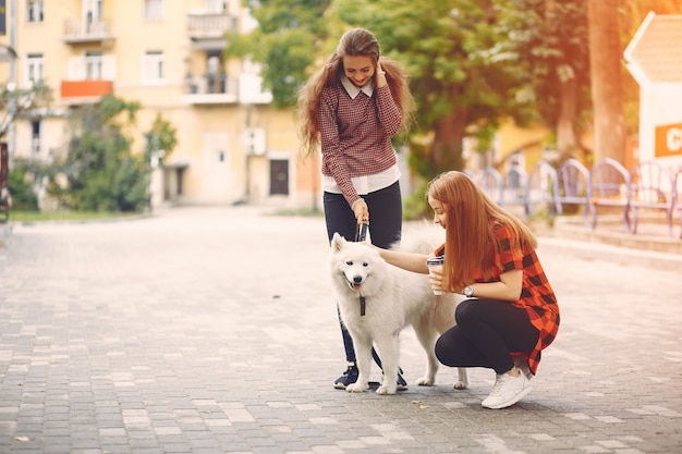 chicas con perro