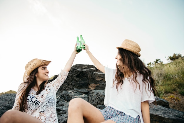 Foto gratuita chicas en la playa con cerveza