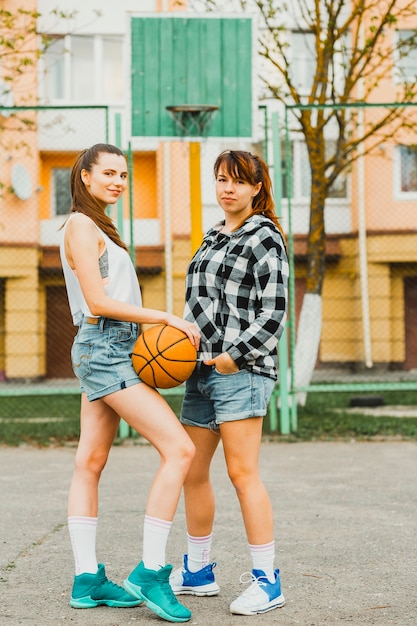 Chicas posando con baloncesto