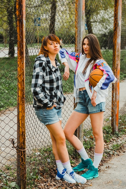 Chicas posando con baloncesto