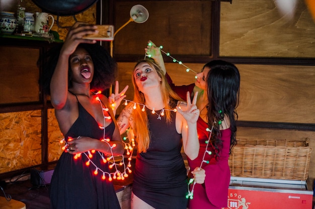 Chicas posando en fiesta nocturna