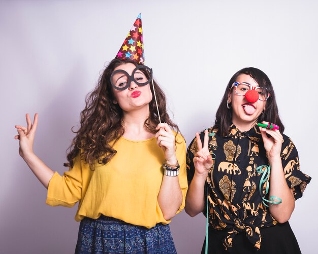 Chicas posando en la fiesta