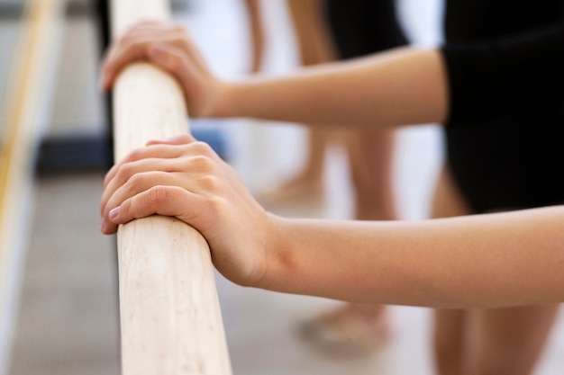 Foto gratuita chicas practicando y haciendo ejercicio durante las clases de ballet.