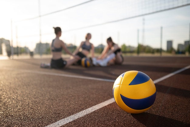 Chicas preparándose en el campo de voleibol