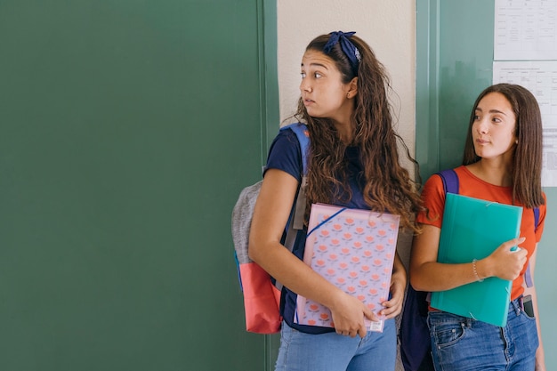 Chicas en el primer día de colegio