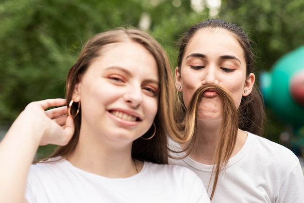 Chicas de primer plano haciendo caras tontas