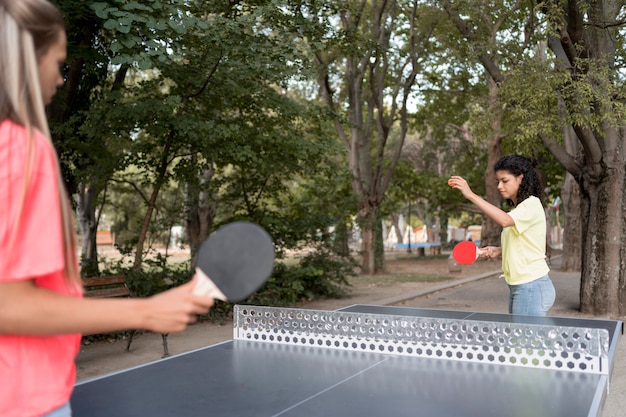 Foto gratuita chicas de primer plano jugando tenis de mesa