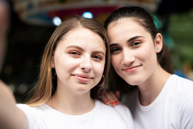 Chicas de primer plano mirando a la cámara para selfie