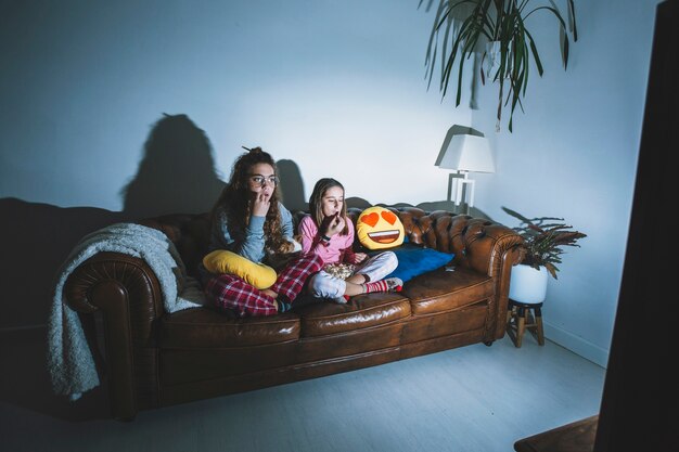 Chicas que tienen palomitas viendo la película