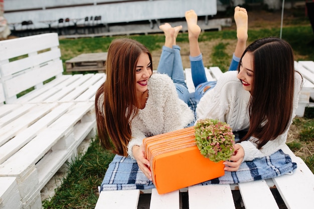 Chicas con un regalo naranja