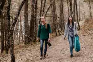 Foto gratuita chicas relajadas caminando por el campo