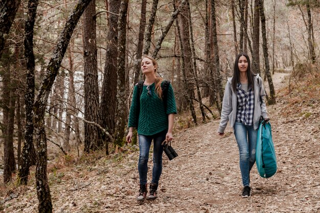 Chicas relajadas caminando por el campo