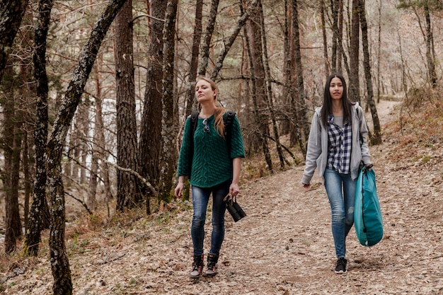 Chicas relajadas caminando por el campo