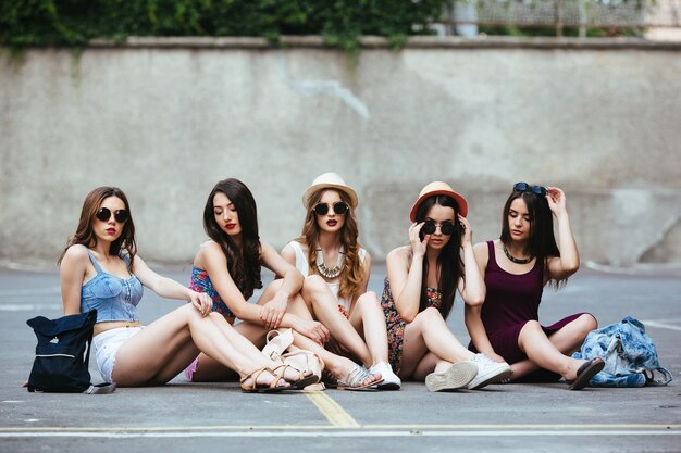 Chicas relajadas en un día de verano