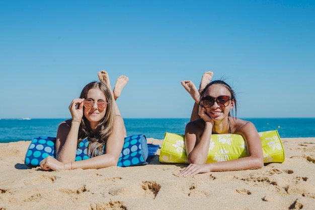 Chicas relajando en la playa