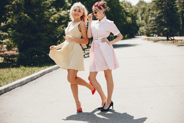 Chicas retro en un parque