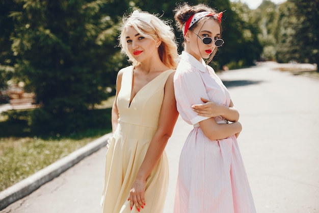 Chicas retro en un parque