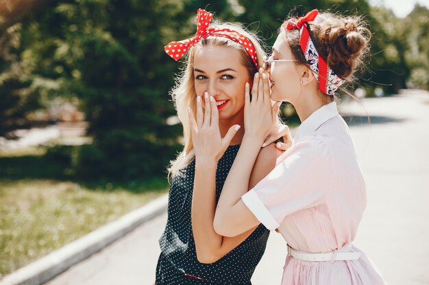 Chicas retro en un parque