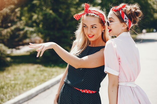 Chicas retro en un parque