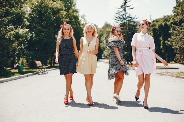 Chicas retro en un parque