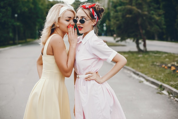 Chicas retro en un parque