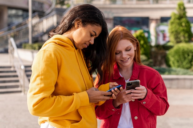 Chicas revisando sus teléfonos