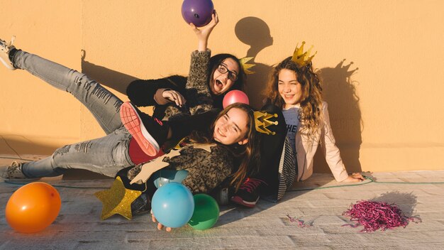 Chicas riendo con globos