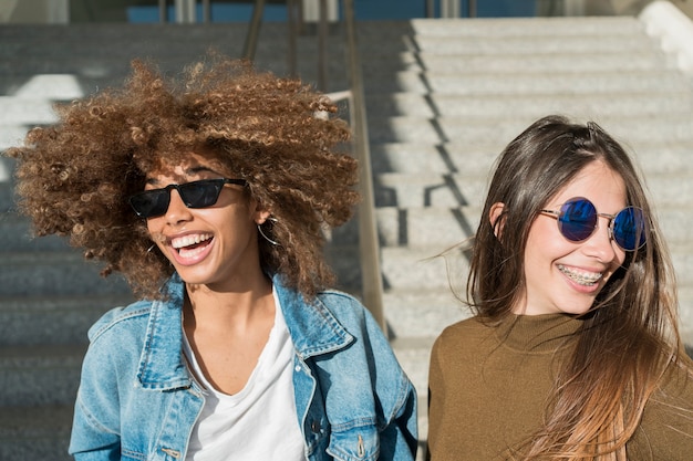 Chicas riendo juntas al aire libre